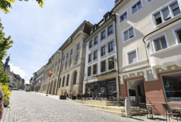 Immeuble de rendement de 6 niveaux avec local commercial et appartements résidentiels