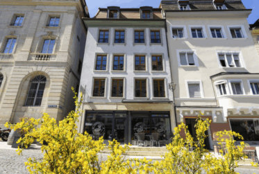 Immeuble de rendement de 6 niveaux avec local commercial et appartements résidentiels