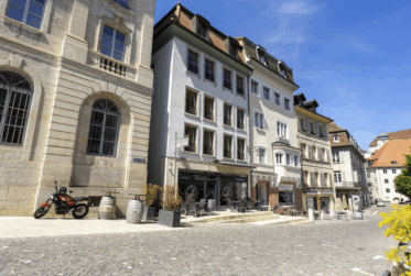 Immeuble de rendement de 6 niveaux avec local commercial et appartements résidentiels