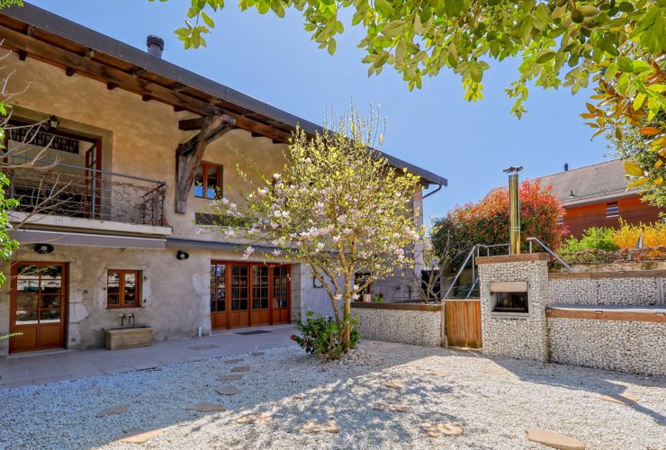 Charming 17th-Century Home with Pool in the Heart of Dardagny