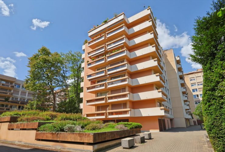 Spacious Apartment with Balconies in a Peaceful Residential Setting