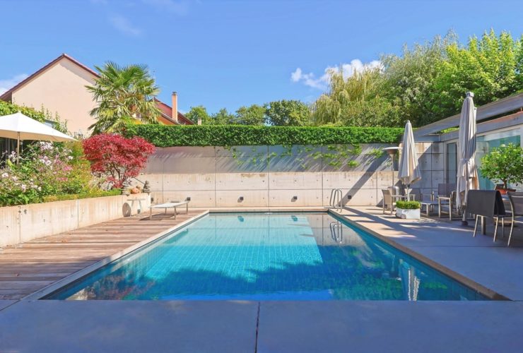 Family house with swimming pool and pool house