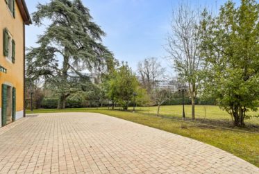 MANOR HOUSE WITH LAND RESERVE